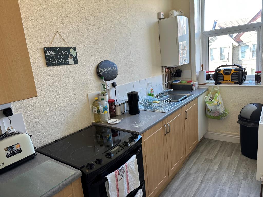 Lot: 138 - FREEHOLD BLOCK OF FLATS FOR INVESTMENT - Flat C - Kitchen